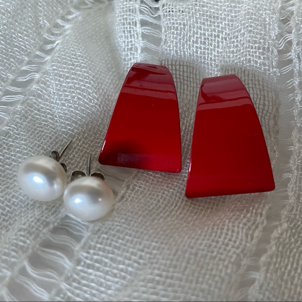 Gold tone leaves lever back, Faux white pearl back post, red curve metal clip on